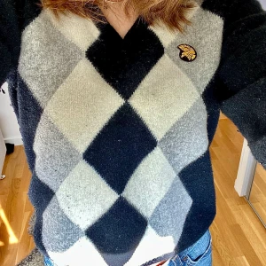 Vintage stickad tröja  - Vintage stickad tröja i storlek L men passar även S/M. Super skönt matrial och nästan aldrig använd. Skriv om ni har frågor ❤️‍🔥