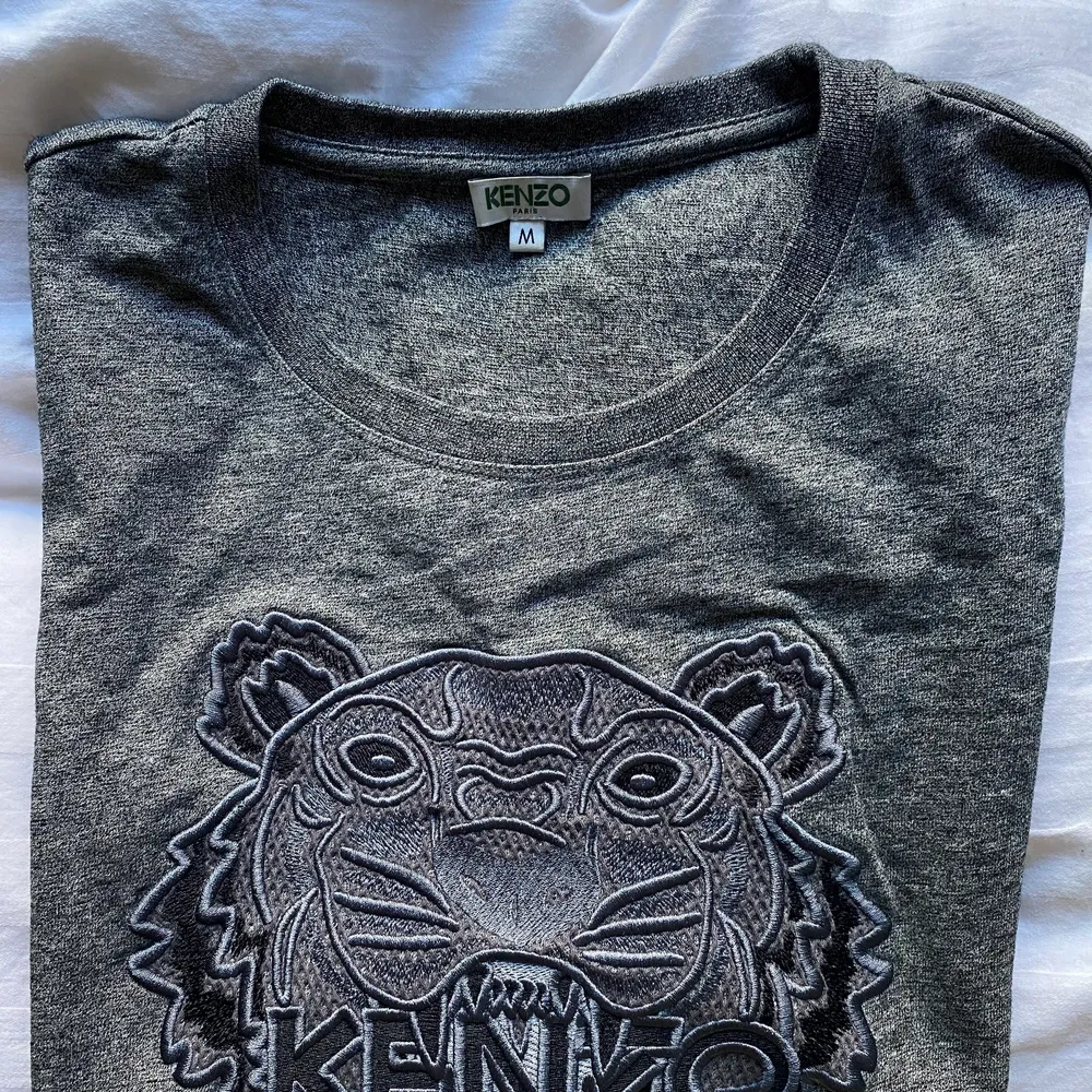 Säljer min Kenzo t-shirt i storlek M. Inköpt för 999kr säljer för 400kr.💘 Pris kan diskuteras! . T-shirts.