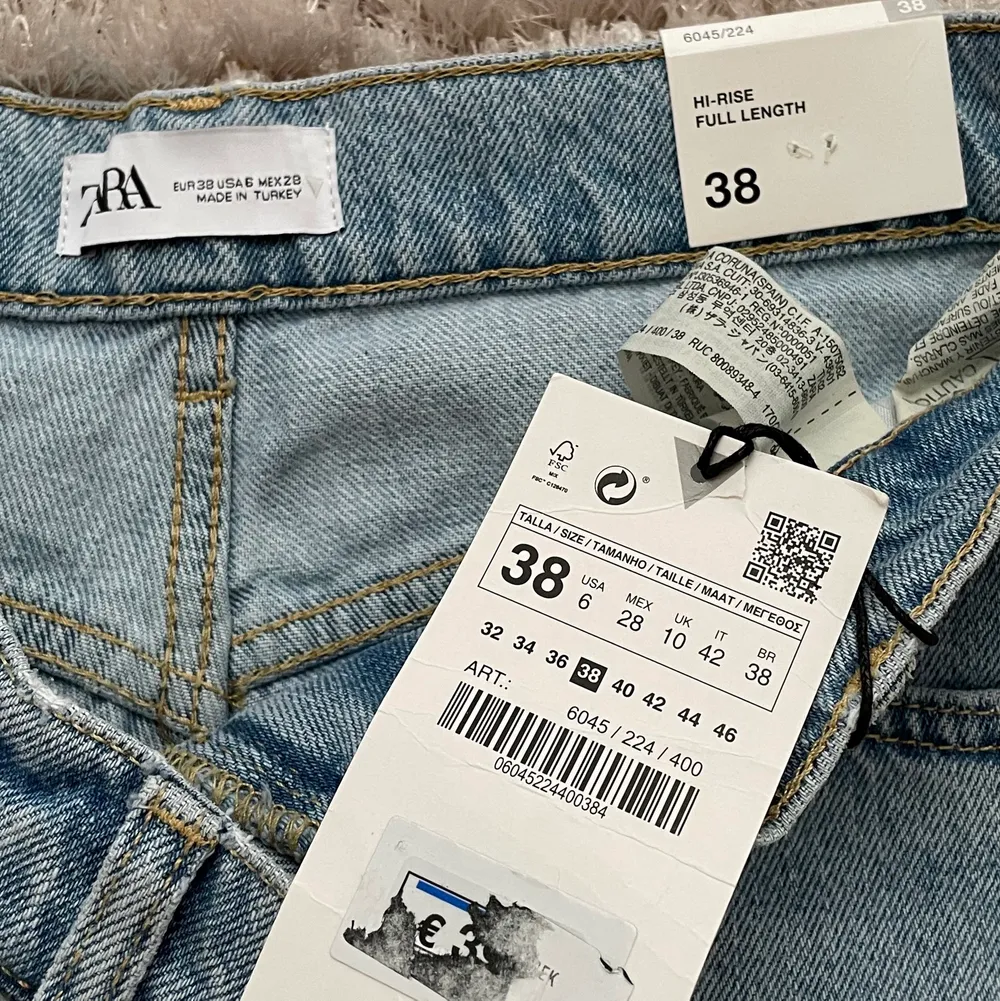 Oanvända full length jeans från Zara som går att klippa till önskad längd. Köpta för 399:-. Jeans & Byxor.