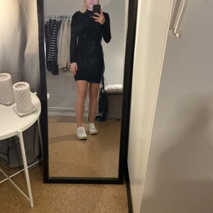 Svart Klänning  - Svart fin klänning extremt skönt material 