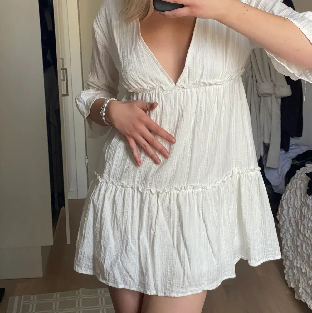 JÄTTEFIN vit klänning som jag tycker är liiite för kort på mig som är 172, älskar den men kommer nog inte använda den denna sommar. 🤍. Klänningar.
