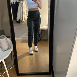 Byxor skinn - Skinnbyxor (inte äkta skinn,aldrig använda.