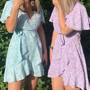 Blå klänning - Storlek XS. Budgivning från 100kr plus frakt.