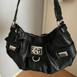 Guess handväska - Intressekoll på denna supersnygga Guess y2k läderhandväskan. Vet ej om den är äkta, men köpt för ca 800kr på Vestiare Collective. Säljer då den inte är min stil längre💞 kan mötas upp i Stockholm eller frakta