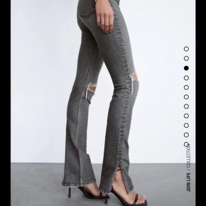 Gråa zara jeans - Säljer mina gråa jeans från zara! Med hål och slits