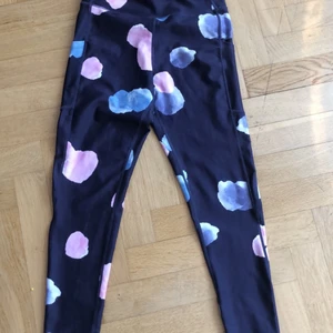 Träningsbyxor/tights i strl M - Träningsbyxor/tights i mörklila med mönster strl M