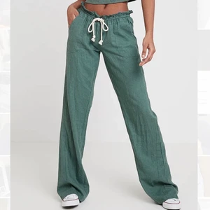 Slutsålda Gröna linnebyxor från Roxy  - Ett par superpoppulära oanvända linnebyxor från Roxy, lappen sitter fortfarande kvar och dem är slutsålda online, dem är långa och såå fina!!💓💓 bud på: 760 + frakt💗