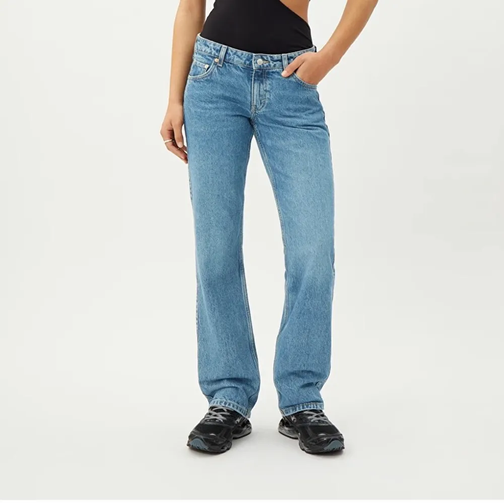 Säljer nu mina favorit jeans då de har blivit lite för korta på mig. De är strl 29/32 dock skulle jag säga att de sitter mer som en 28/32. Ser i princip nya ut!💕 skriv för fler bilder!. Jeans & Byxor.