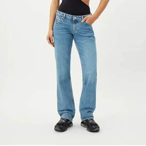 Säljer nu mina favorit jeans då de har blivit lite för korta på mig. De är strl 29/32 dock skulle jag säga att de sitter mer som en 28/32. Ser i princip nya ut!💕 skriv för fler bilder!