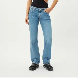 Säljer nu mina favorit jeans då de har blivit lite för korta på mig. De är strl 29/32 dock skulle jag säga att de sitter mer som en 28/32. Ser i princip nya ut!💕 skriv för fler bilder!