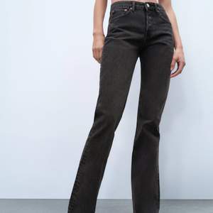 Straight full-length midwaist jeans från Zara. Använt fåtal gånger & säljer pga gillar ett par andra högmidjade mer. Storlek 36. 