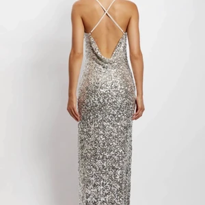 Balklänning från Meshki  - Jättefin paljettklänning från märket Meshki💘💖💕 Supersnygg klänning som är djup i ryggen som en lyxig balklänning men tyvärr passade den inte mig så säljer för retur datumet har passerat. Storlek M men stretchiga material och banden i ryggen går att justera. Hör av er vid fler bilder eller vid frågor💖💕 Pris går att diskutera!