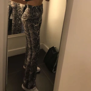 Orm mönstrade byxor  - Säljer dessa snygga byxor i orm mönster, storlek 38