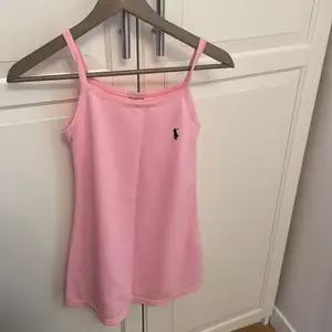 Jättefin rosa klänning som passar perfekt nu till sommaren 