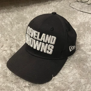 Svart keps - New Era keps köpt från hatstore och deras NFL-kollektion. Inga synliga tecken på användning och sparsamt använd. Du står för frakten.