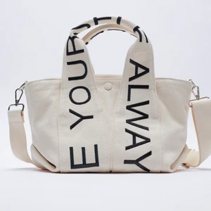 Väska  - Säljer denna superfina väska från Zara, aldrig använd så som ny med lappar kvar💞