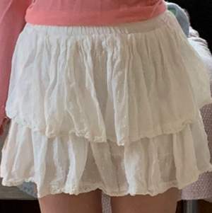 Säljer denna vita volang kjol från By Anastasia i storlek S.💓 Den kommer tyvärr inte till användning längre därför säljer jag. För fler bilder eller frågor skriv privat. 