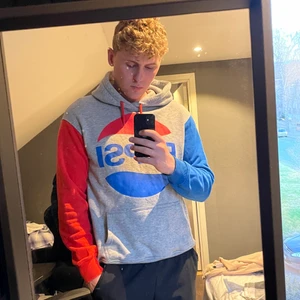 Sweet sktbs hoodie - Köpt för ca 699:- Jag bär vanligtvis stl. M/L. Sitter perfekt på mig, kan även funka som lösare passform om du är mindre. Lite nopprig annars inga synliga tecken på användning. Kan gå ner i pris vid snabb affär, du står för frakten.