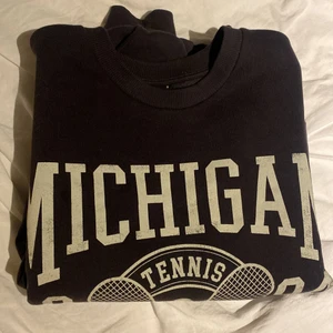 Sweatshirt -  Sweatshirt med tryck från Gina Tricot. Mörkgrå/smuts svart färg. Storlek S. Säljer för 100kr. Köparen står för frakt❤️