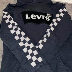 Levis  - En svart,vit tröja från Levis🥰 nypris 800kr säljer för 50kr💗 fläckarna går säkert att tvätta bort men säljer den för 50 pga att den har fläckar