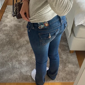 True Religion jeans - Jättefina lågmidjade True Religion jeans som är raka, gammal modell som inte finns kvar. Midjan är 26 och de är långa på mig som är 170! Kan skicka fler bilder om så önskas, om flera blir intresserade så blir det budgivning💓💓