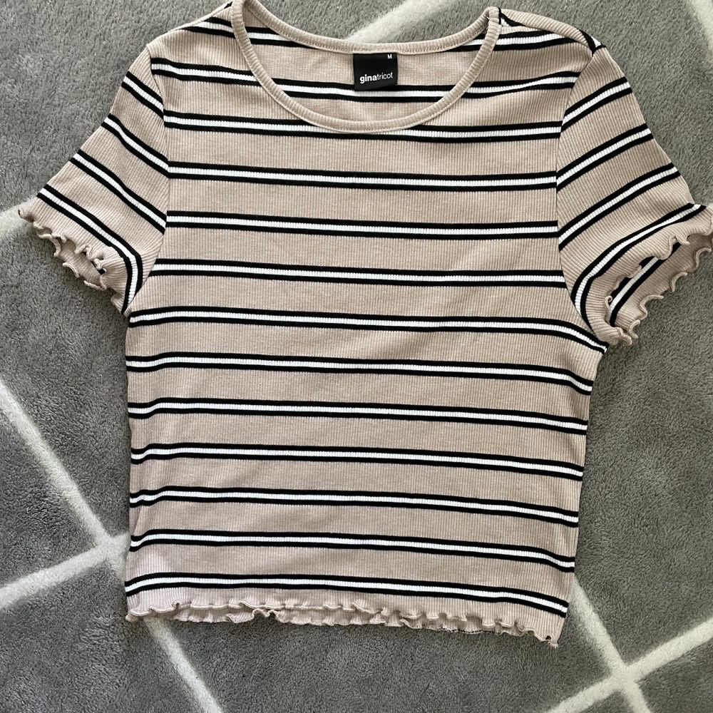 En lite kortare tshirt från Gina tricot, inköpt för ett X antal år sedan men inga defekter. Strl M. Toppar.