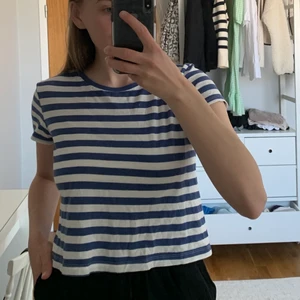 Zara tröja - Så fin vit blå randig T-shirt från Zara! Använder inte