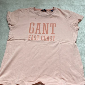 T-shirt Gant  - En ljus rosa t-shirt från gant som är super somrig 