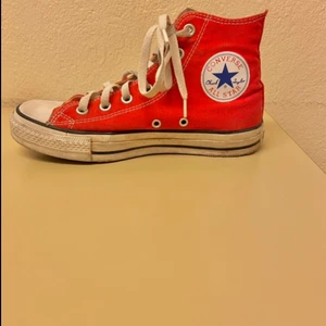 Converse (röda) ❤️ - Storlek: 37,5. Säljer mina röda Converse då dem blivit för små. Väl använda men fortfarande fina Säljer dem därför för ett riktigt billigt pris, Nypris 800kr. 
