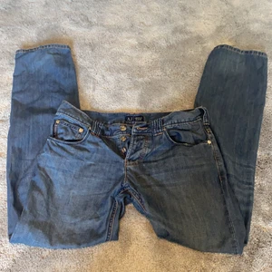 Lågmidjade jeans - Lågmidjade Armani jeans i storlek 27💕köpta på humana secondhand för 249kr och de är lite stora och långa på mig som har storlek 25 i byxor i vanliga fall! Passar någon som är 165cm 💕 