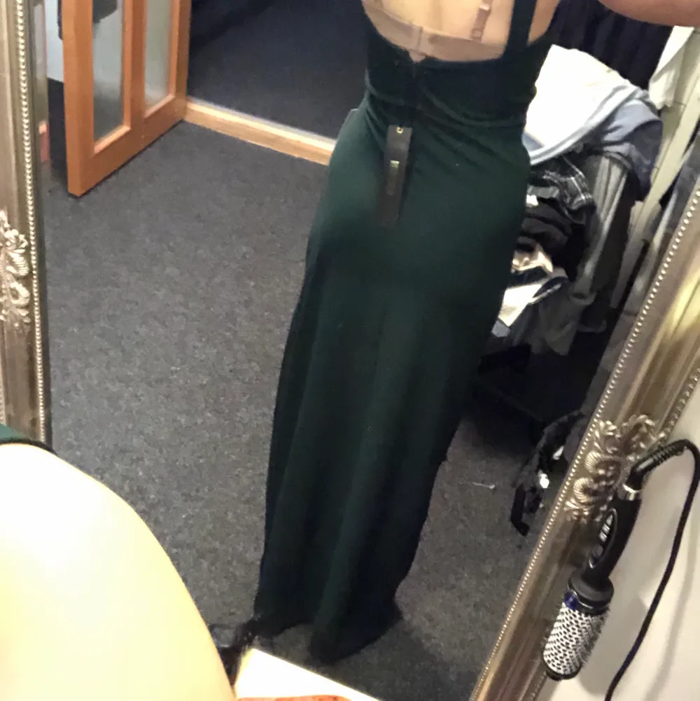 Super fin balklänning för avslutningar, säljer då jag hittade en annan, aldrig använt så är helt ny, har lappen kvar! I st S och i färgen mörk grön. Köpte den för nypris på bubbleroom💗. Klänningar.