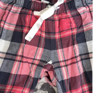 Pyjamas byxor - Ett par röda pyjamas byxor som blivit för korta för mig.