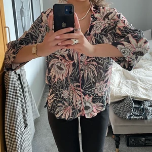 Blus - Så söt blus med blommogt mönster 🌸