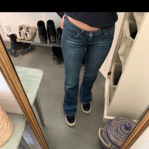 Jeans - Säljer dessa lågmidjade jeans, köpta på humana. Brukar ha storlek 36 eller 38 och är 168 cm lång. Frakten kostar 66kr