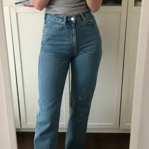 Blåa weekday jeans i modellen rowe, storlek 27/32. Lite använda pga för stora för mig, därmed mkt bra skick. Köparen står för frakt 