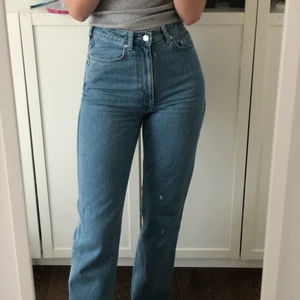 Weekday jeans  - Blåa weekday jeans i modellen rowe, storlek 27/32. Lite använda pga för stora för mig, därmed mkt bra skick. Köparen står för frakt 