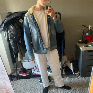 Tommy Jeans Denimjacka - Säljer en Tommy Jeans Deminjacka som inte kommer till användning. Jackan är fodrad och i storlek M.                 Nypris är 2300 kr. 