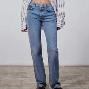 Zara jeans - Jättepopulär, slutsålt mid rise Zara jeans i storlek 34! Jeans är helt ny och prislapp sitter på! 🥰