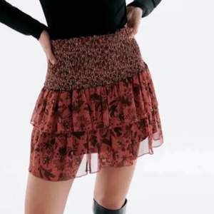 Säljer en kjol från zara i storlek S som är helt slutsåld. 💖