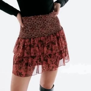 Trendig kjol - Säljer en kjol från zara i storlek S som är helt slutsåld. 💖