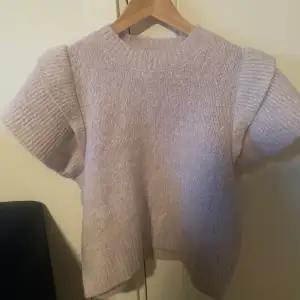 En as snygg tröja som inte har kommit till sån stor användning för min del. Köpt på Zalando för någon månad sedan för ungefär 200 tror jag. Säljer för 100. Om det är flera intresserade blir det budgivning. Skriv för fler bilder❤️