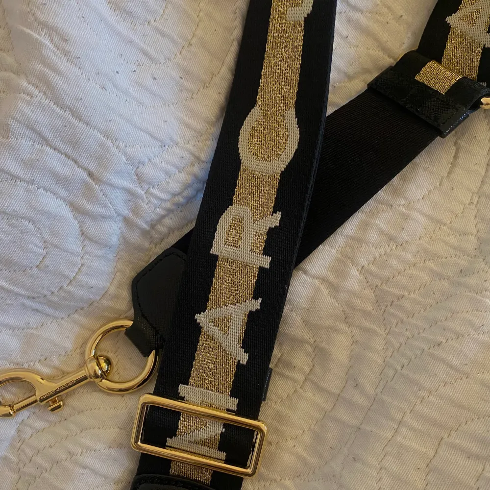 Säljer detta nästan oanvända Marc Jacobs strap som man kan sätta på på i princip vilken väska som helst. Bandet är justerbart och Nypris är ca 1100kr. Väskor.