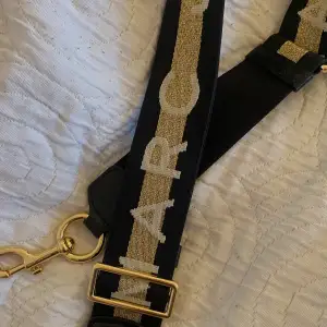 Säljer detta nästan oanvända Marc Jacobs strap som man kan sätta på på i princip vilken väska som helst. Bandet är justerbart och Nypris är ca 1100kr