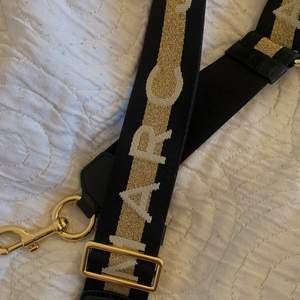 Säljer detta nästan oanvända Marc Jacobs strap som man kan sätta på på i princip vilken väska som helst. Bandet är justerbart och Nypris är ca 1100kr