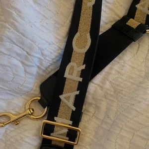 Marc Jacobs strap - Säljer detta nästan oanvända Marc Jacobs strap som man kan sätta på på i princip vilken väska som helst. Bandet är justerbart och Nypris är ca 1100kr