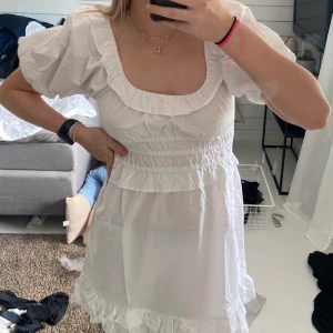 Vit klänning - Klänning 2/3 (kolla min profil för fler vita klänningar)  Säljer en av mina vita klänningar från Nakd som var tänkt att ha på min skolavslutning men valde en annan, klänningen är oanvänd endast prövad. Pris kan diskuteras💕💕💕