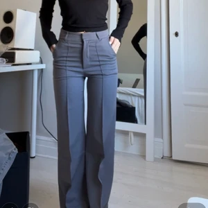 Perfect fit suite pants - Hej hej! Säljer ett par byxor från madlady. Beställde 2 storlekar för att se vilka som passade. Glömde sen att skicka tillbaka paketet såklart 👍 Världens finaste passform och passar dem som är längre. Orginalpris: 499