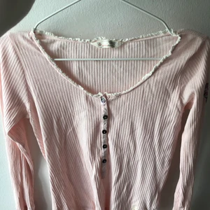 Odd molly tröja - Ljusrosa - Långärmad tröja med knappar där fram i en härlig ljusrosa färg. Använd några få gånger men behöver en ny ägare! 💗
