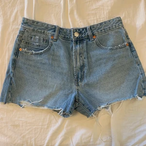 Jeansshorts  - Säljer dessa blå jeansshorts från stradivarius, stl 38 (små i storleken), aldrig använda ingen lapp kvar💓 (köparen står för frakten på 66kr)