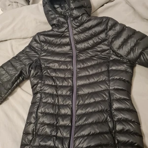 Everest jacka  - Svart everest jacka, okej skick, storlek 36